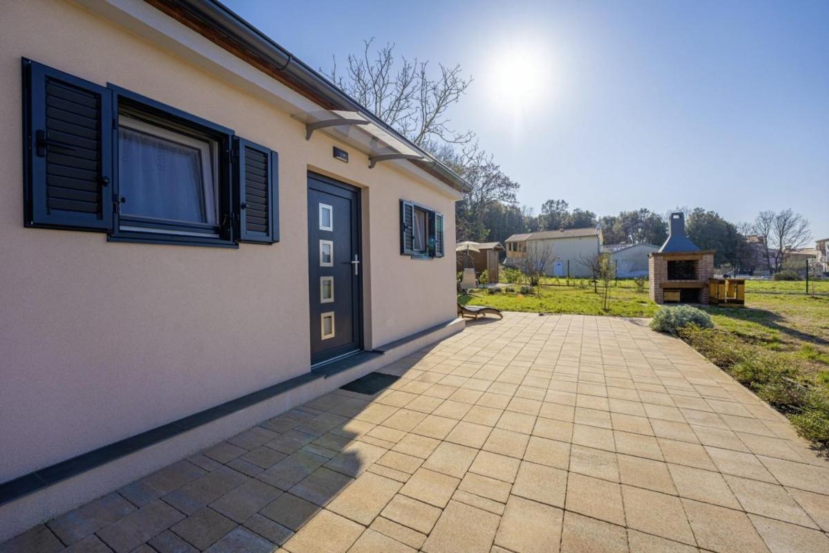 Вилла Modean In Pula - Haus Fuer 2-3 Personen Экстерьер фото